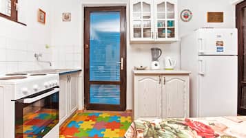 Comfort House | Private kitchen | Fridge, oven, stovetop, electric kettle