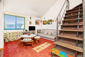 Comfort House | Living area | 32-inch TV with cable channels - Guesthouse Nika (Krasici)