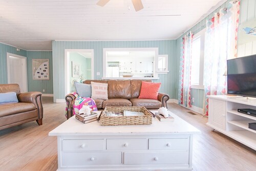 Short Walk To Ocean 4 Bedroom / 2 Bath Pet Friendly Private Home with Pool