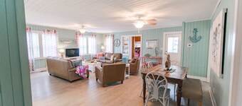 Short Walk To Ocean 4 Bedroom / 2 Bath Pet Friendly Private Home with Pool