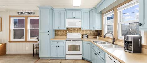 Refrigerador, microondas, horno y parrilla de estufa