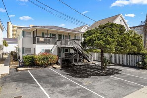 Exterior - Short walk to Beach, 2 Bedroom/1 Bath Quad 2 (down) pool access near Main St (North Myrtle Beach)