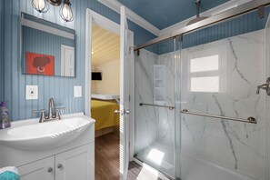Bathroom - Short walk to Beach, 2 Bedroom/1 Bath Quad 2 (down) pool access near Main St (North Myrtle Beach)