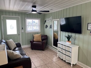TV - Short walk to Beach, 2 Bedroom/1 Bath Quad 3 (up) w/pool access near Main St (North Myrtle Beach)