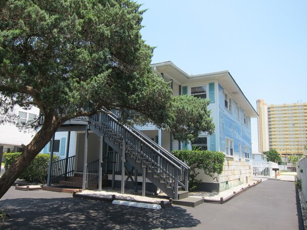 Exterior - Short walk to Beach, 2 Bedroom/1 Bath Quad 3 (up) w/pool access near Main St (North Myrtle Beach)