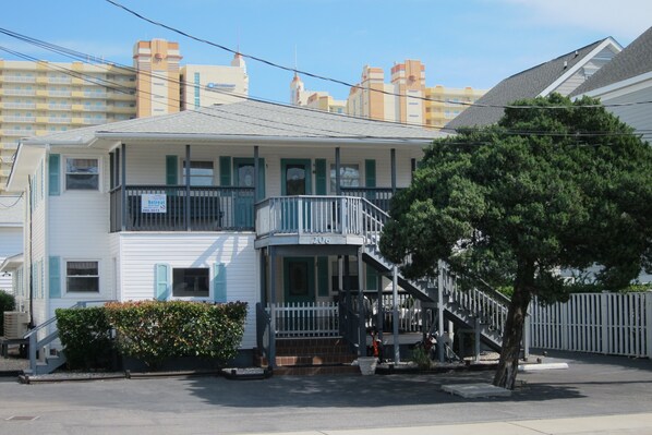 Un bâtiment à deux étages doté d’un balcon au deuxième étage, d’un escalier menant à l’entrée et d’une enseigne indiquant qu’il s’agit d’un lieu de retraite.