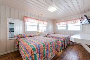 2 bedrooms, free Internet - Short walk to Beach, 2 Bedroom/1 Bath Quad 4 (up) w/pool access near Main St (North Myrtle Beach)