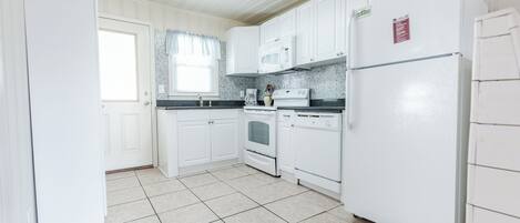 冷蔵庫、電子レンジ、オーブン、コンロ