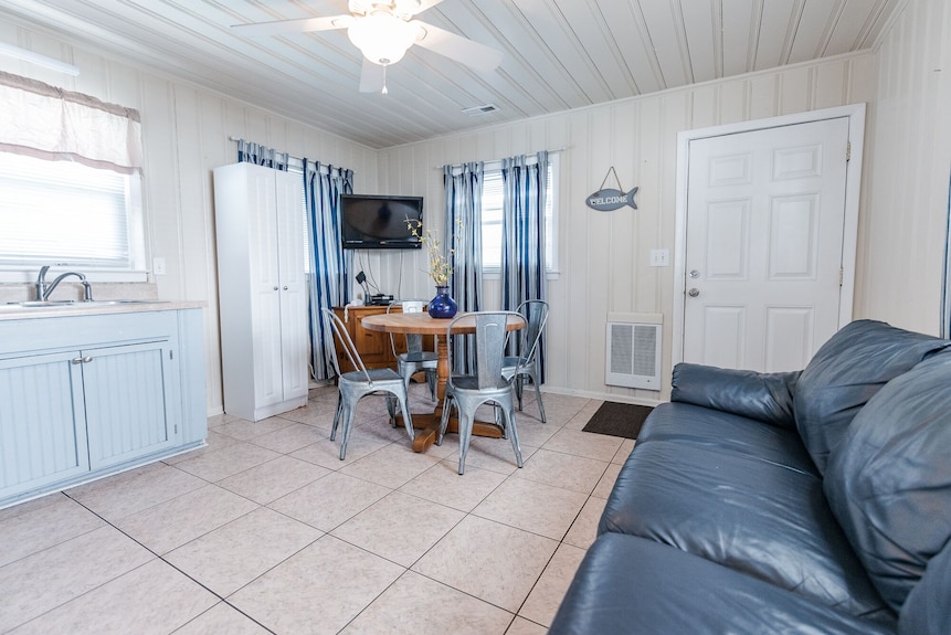 Short Walk To Beach, 2 Bedroom/1 Bath Quad 4 (Up) W/pool Access Near Main St - North Myrtle Beach, SC