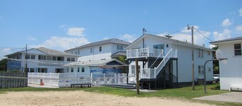 Short walk to Beach, Private poolside cottage-5---- 1 Bed/1 Bath near Main St