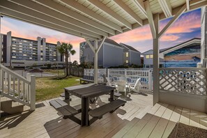 Outdoor dining - Short walk to Beach, 3 Bedroom/2 Bath Duplex 6 (down) Cottage w/pool access (North Myrtle Beach)