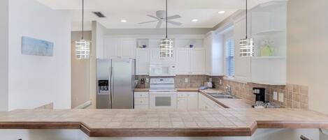 Een koelkast, een microgolfoven, een oven, een kookplaat