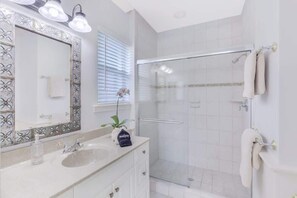 Combined shower/tub, hair dryer, towels - Two Master Bedrooms, Heated Pool, >1 Mile to Beach (Naples)