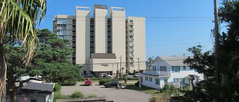 A tall hotel with multiple floors and a central entrance.