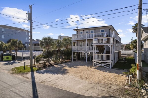 Property grounds - Private Home in Cherry Grove w/ Pool Jacuzzi, great large groups, near ocean (North Myrtle Beach)
