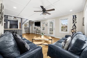 TV - Private Home in Cherry Grove w/ Pool Jacuzzi, great large groups, near ocean (North Myrtle Beach)