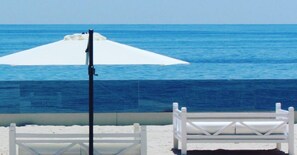 Sulla spiaggia, lettini da mare