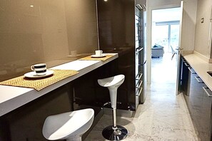 Frigorifero, microonde, forno, piano cottura