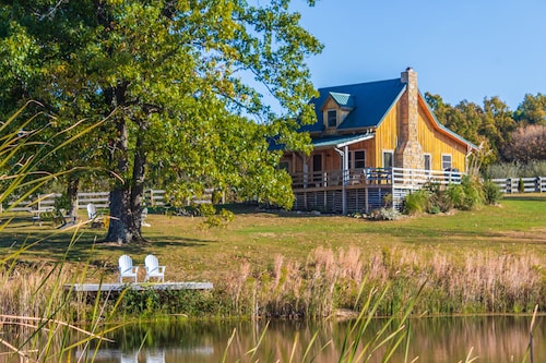 Amish-built cabin, serene and peaceful with pond and private dock for fishing.