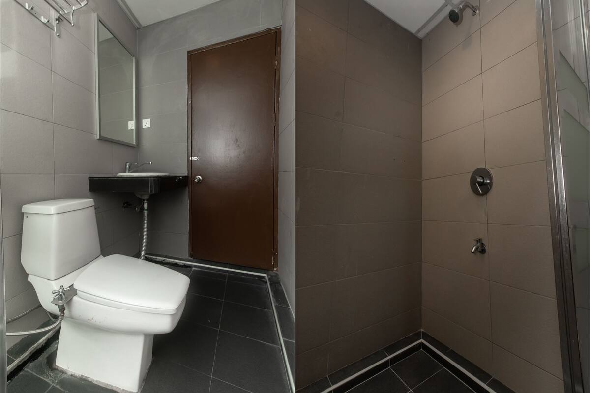 Shower, rainfall showerhead, free toiletries, bidet