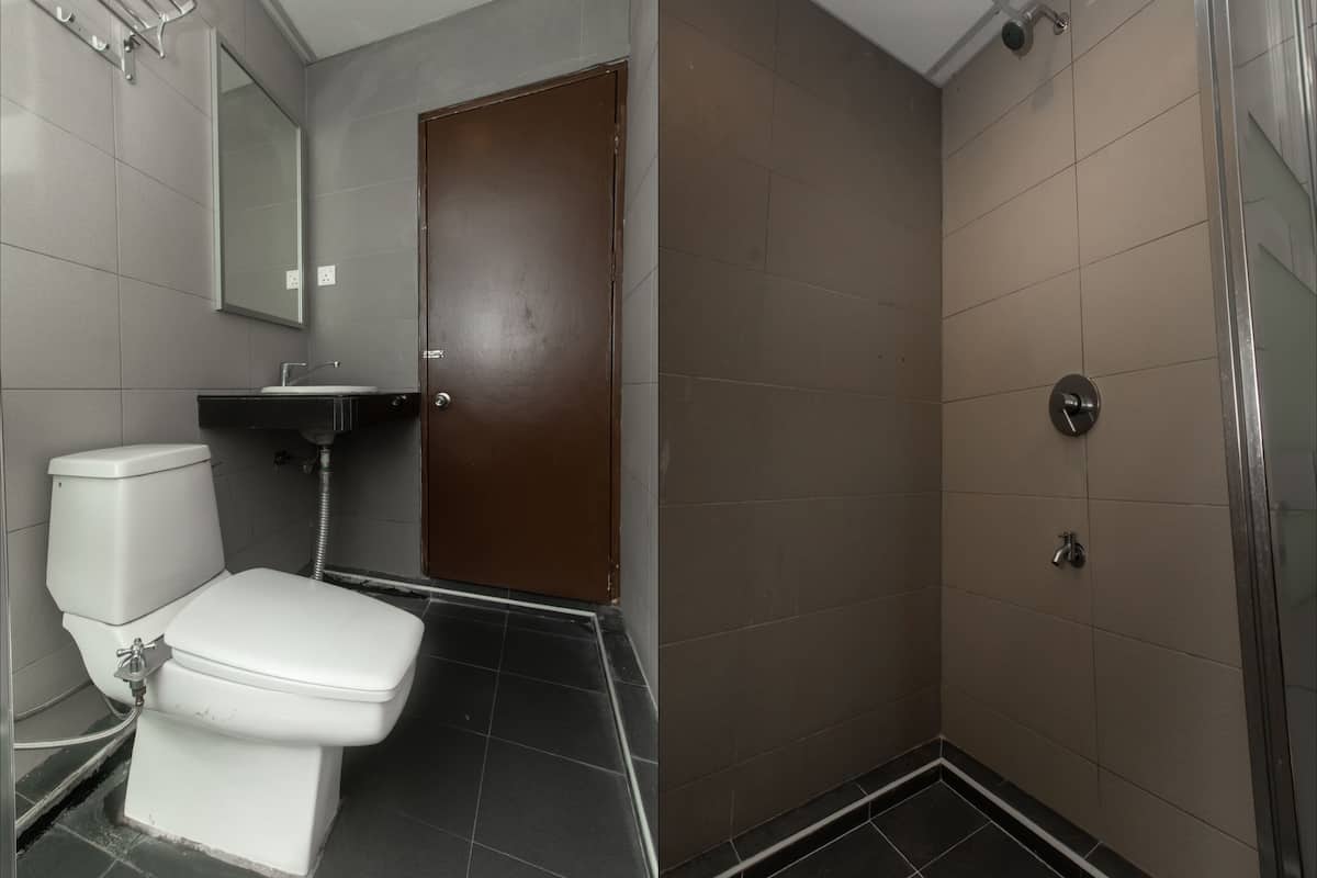 Shower, rainfall showerhead, free toiletries, bidet