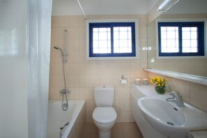 Badewanne, Haartrockner, Handtücher