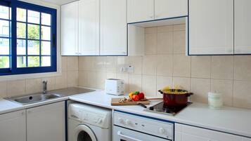 Kjøleskap, mikrobølgeovn, ovn og kokeplater