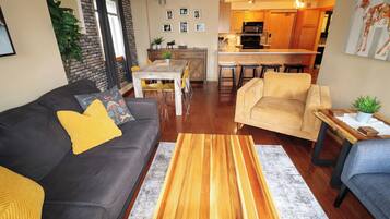 Smart TV, chimenea y libros