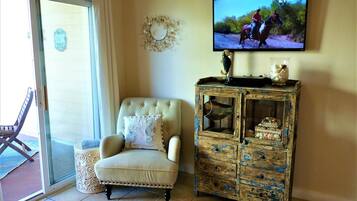 Télévision, lecteur de DVD, table de tennis de table