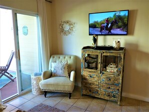 Fernseher, DVD-Player, Tischtennisplatte