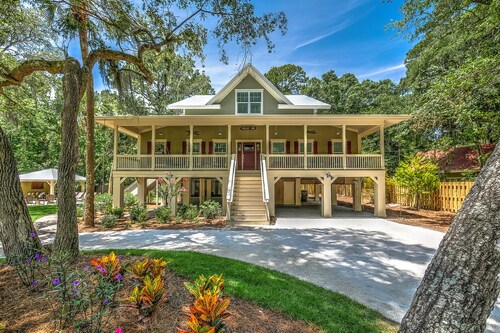 Spacious 5 bed Cottage with Private Pool and Hot Tub, 5 min walk to beach