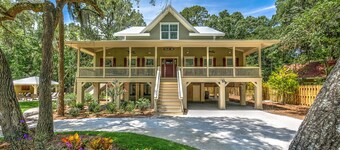 Spacious 5 bed Cottage with Private Pool and Hot Tub, 5 min walk to beach