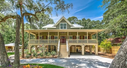 Spacious 5 bed Cottage with Private Pool and Hot Tub, 5 min walk to beach