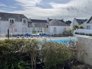 Utendørsbasseng og et oppvarmet basseng