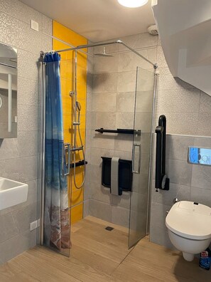 Ensemble douche/baignoire, sĂšche-cheveux, serviettes fournies