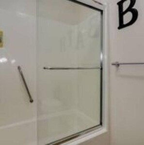 Combined shower/tub, jetted tub, hair dryer, towels - Modern Masters Rental on West Lake Golf Course (Martinez)