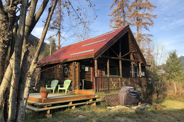 Tranquil Cabin Retreat only 5 mins from Nelson, BC