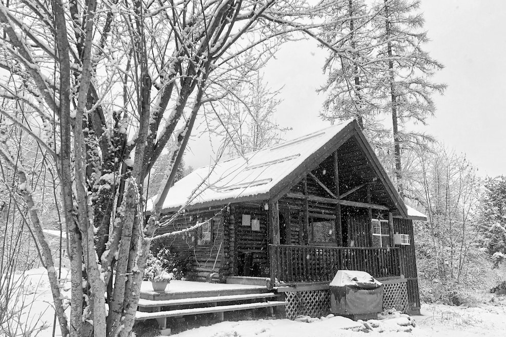 Cozy Log Cabin in Pristine Nature