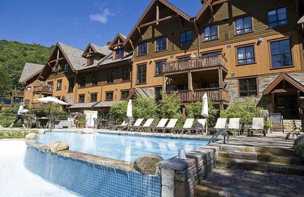 Pool - SPECTACULAR SKI IN - SKI OUT Golf Hiking Biking Casino Chalet in Mont Tremblant (Mont-Tremblant)