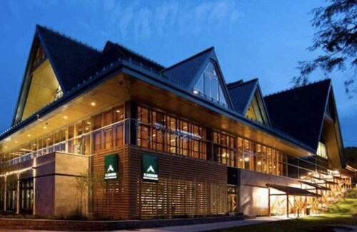 SPECTACULAR SKI IN - SKI OUT Golf Hiking Biking Casino Chalet in Mont Tremblant 