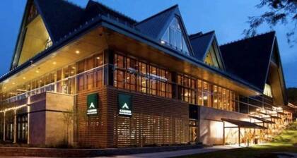 SPECTACULAR SKI IN - SKI OUT Golf Hiking Biking Casino Chalet in Mont Tremblant
