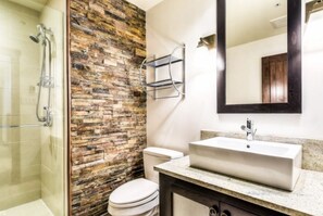 Combined shower/tub, hair dryer, towels