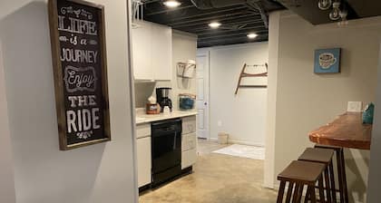 Modern guest apartment in perfect location!