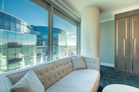 Ropa de cama de alta calidad y minibar . The Sutton Place Hotel Halifax
