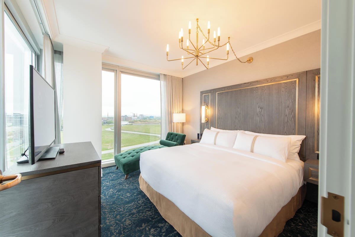 Executive Suite, 1 King Bed with Sofa bed (With Tub) | 1 bedroom, premium bedding, minibar, in-room safe