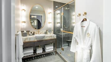 Douche, articles de toilette de luxe, sèche-cheveux, peignoirs