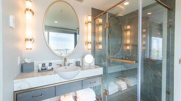 Chuveiro, produtos de toalete de grife, secador de cabelo