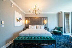 Quarto, acessível (1 King Bed, Roll-In Shower) | Roupas de cama premium, frigobar, cofres nos quartos