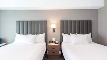 Chambre Standard, 2 grands lits | Lit avec matelas à plateau-coussin, coffre-fort, bureau