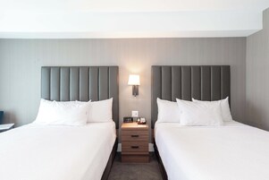 Habitación estándar, 2 camas de matrimonio | Colchones con acolchado adicional, caja fuerte, escritorio